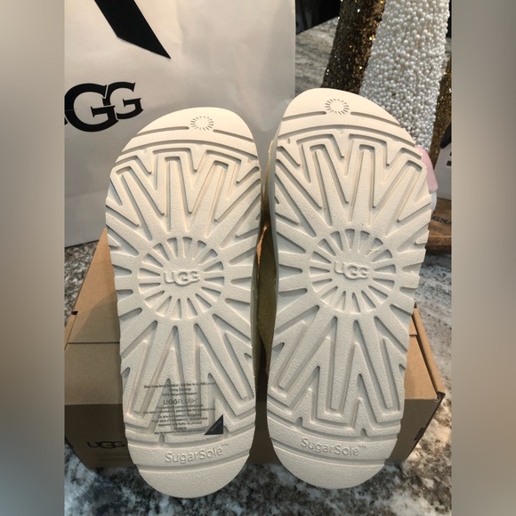 NWT UGG FUZZ SUGAR CROSS SLIDE Size 10 - Picture 2 of 9